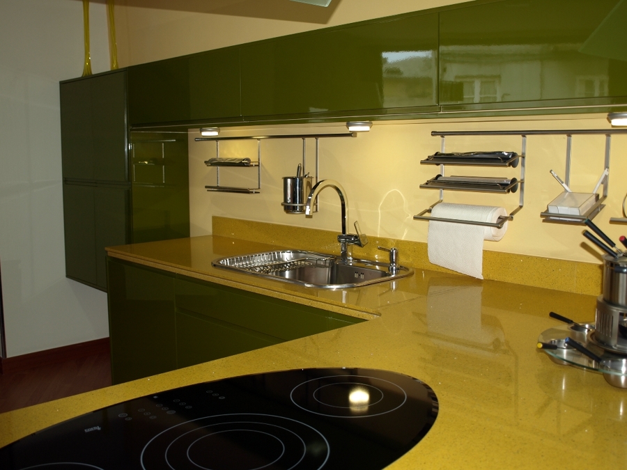  DETALLE ENCIMERA COLOR AMARILLO