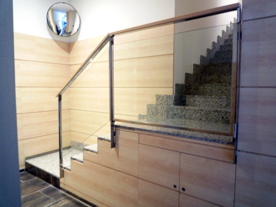 Detalle escalera con  el revestimiento de friso en arce.