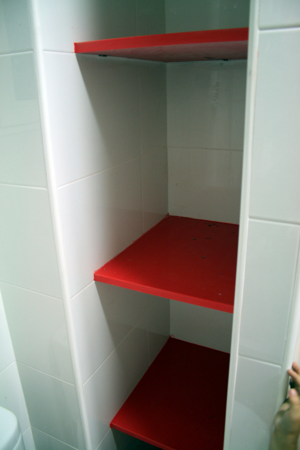 DETALLE ESTANTES EN SILESTONE ROJO VITAL