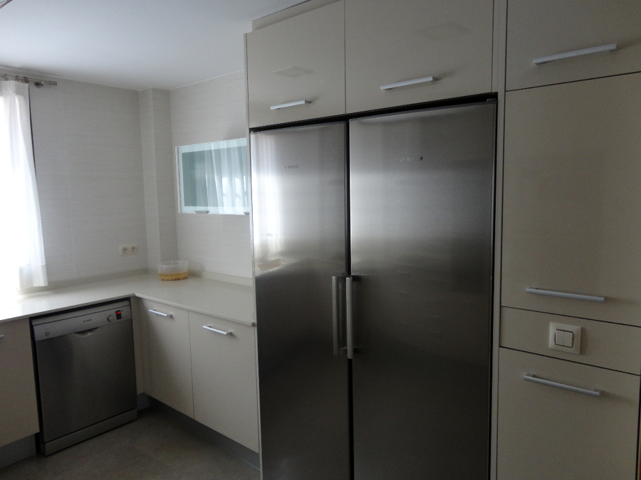 Detalle frigrifico mas congelador en acero