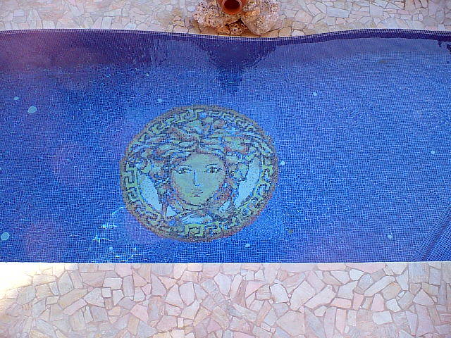 Detalle gresite en piscina de obra