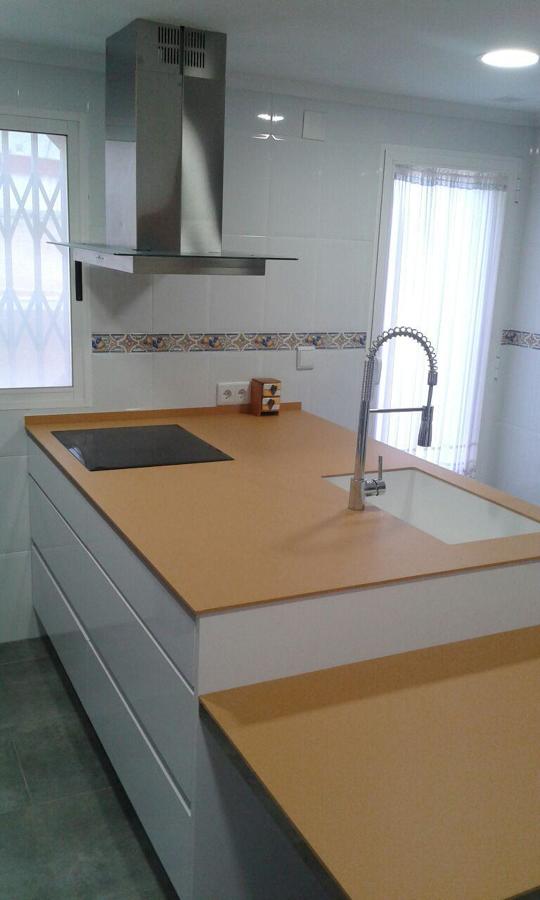 Preciosa cocina con isla en reforma parcial