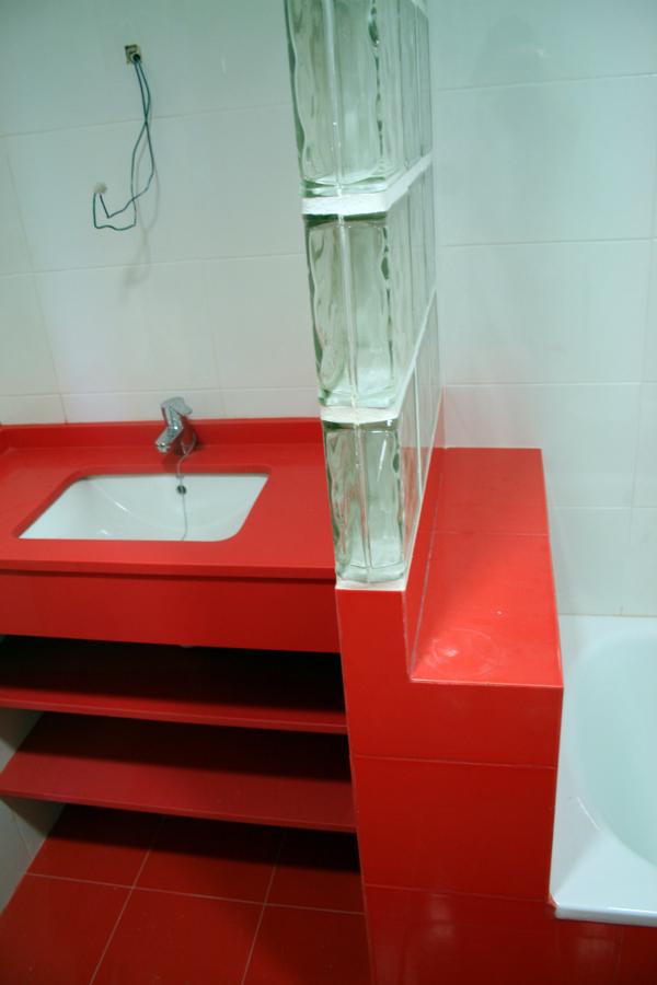 DETALLE LAVABO CERAMICO Y SILESTONE ROJO VITAL
