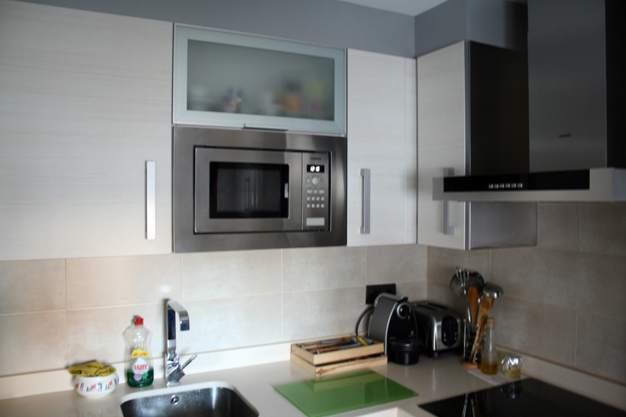 DETALLE MICROONDAS CON VITRINA DE CRISTAL TEMPLADO AL ACIDO