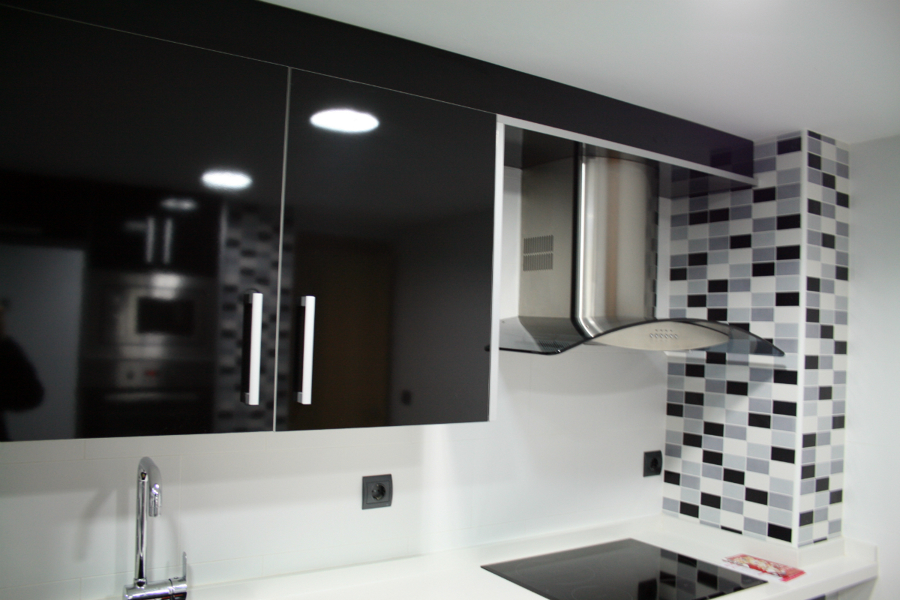 DETALLE MOBILIARIO COCINA LACADO EN NEGRO BRILLO CON CANTO Y TIRADOR EN ALUMINIO