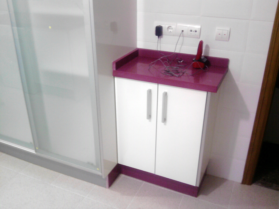 DETALLE MOBILIARIO DE COCINA CON VITRINA Y SILESTONE KOAN