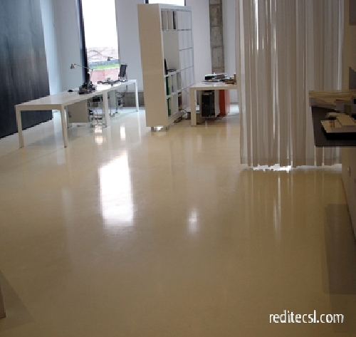 Detalle oficina con pavimento de resina
