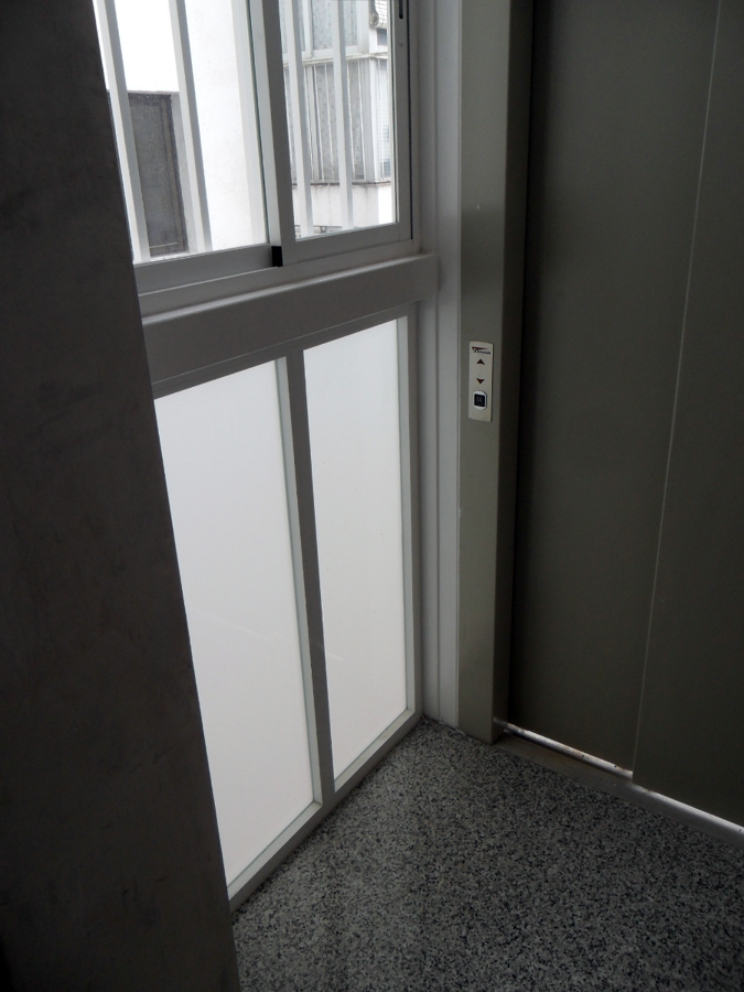 DETALLE PUERTA EXTERIOR DE RELLANO