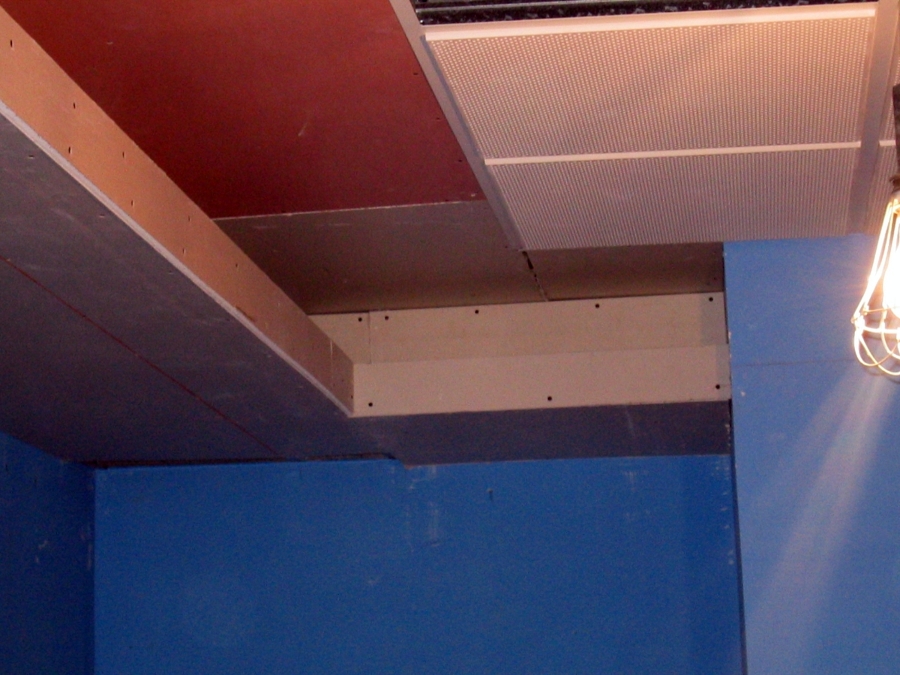 Detalle remte de techo con yeso laminado y candelero