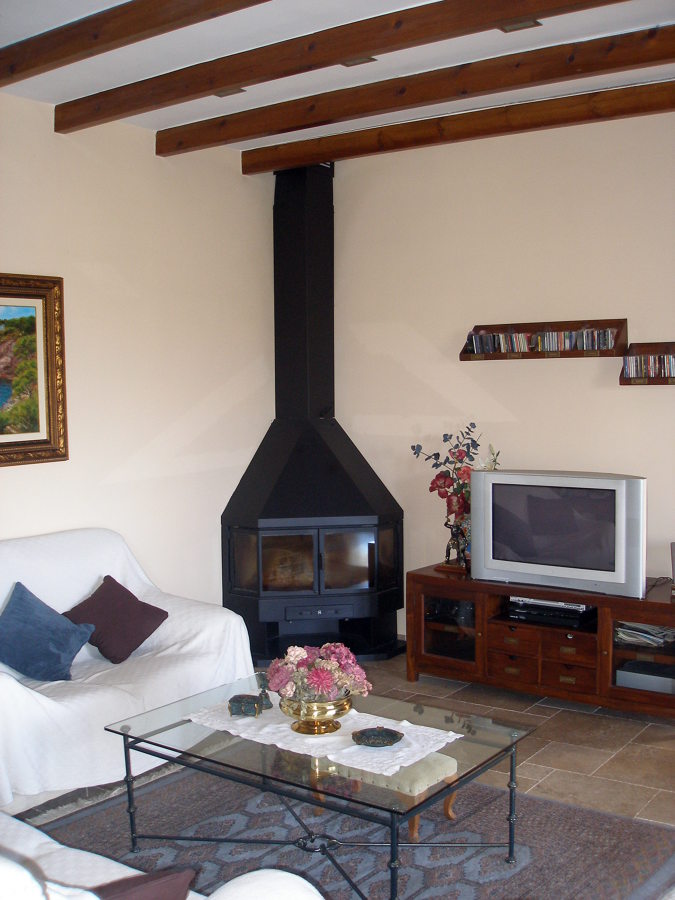 detalle salon con chimenea