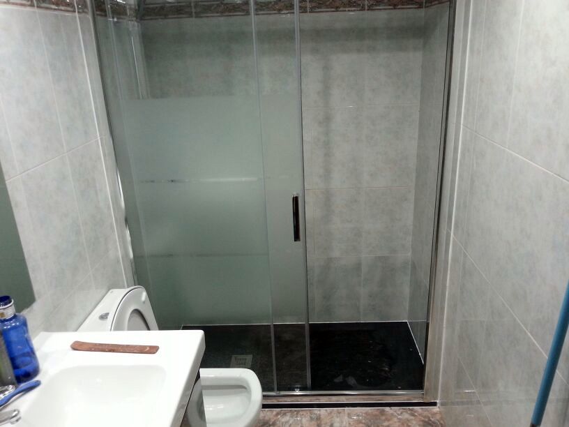 detalle terminación mampara y plato de ducha