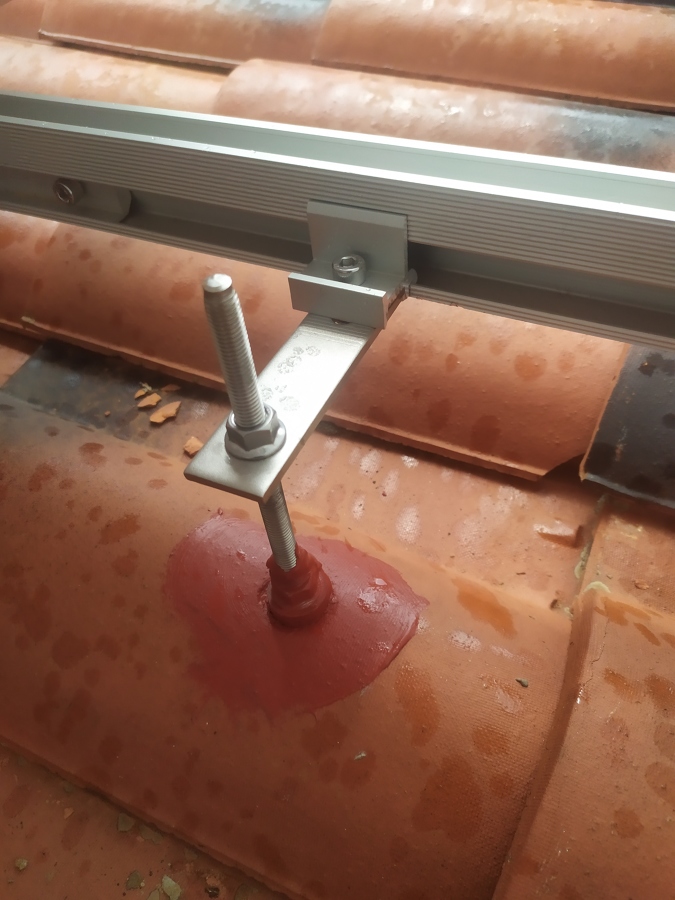 Detalle tornillo sujeción con taco químico