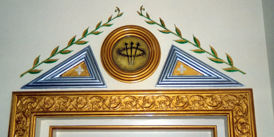 Detalles pictóricos en espacio religioso. Policromía sobre escayola.