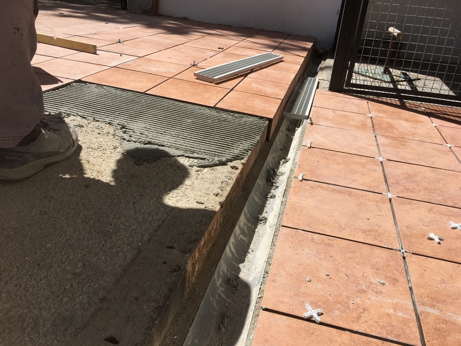 Solado e instalación de rejilla para evacuación de agua
