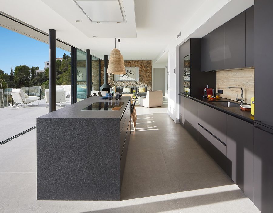 Cocina abierta en negro con isla