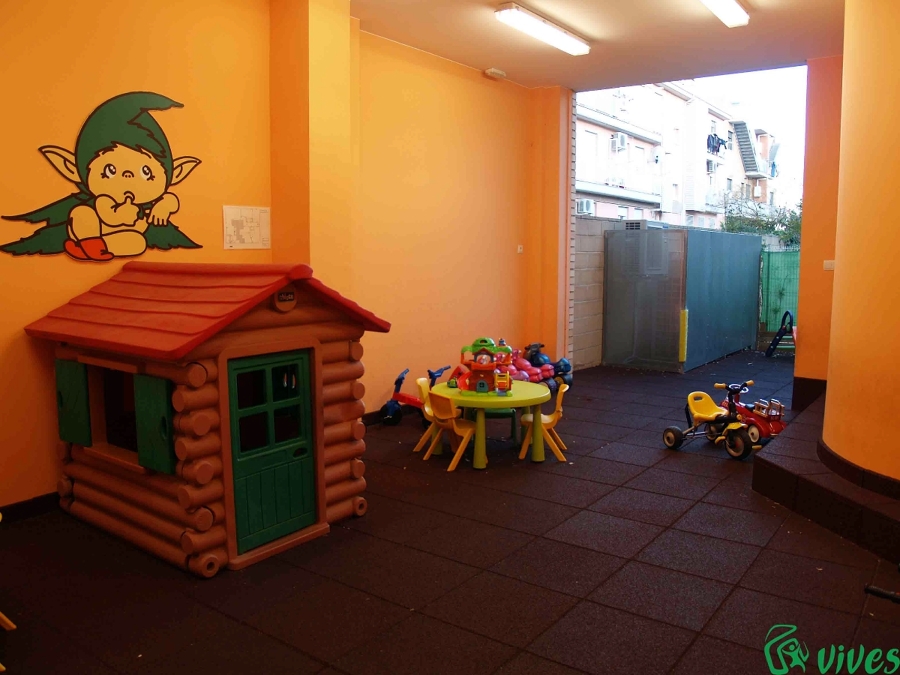 Diseño de patio de recreo con zonas interiores y exteriores en Utebo