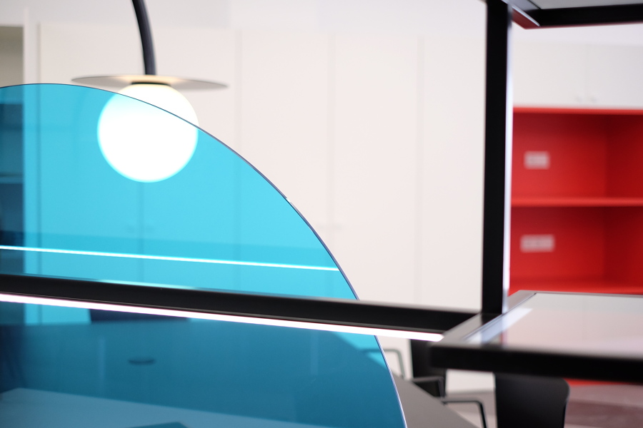 Detalle separador mesa de oficina