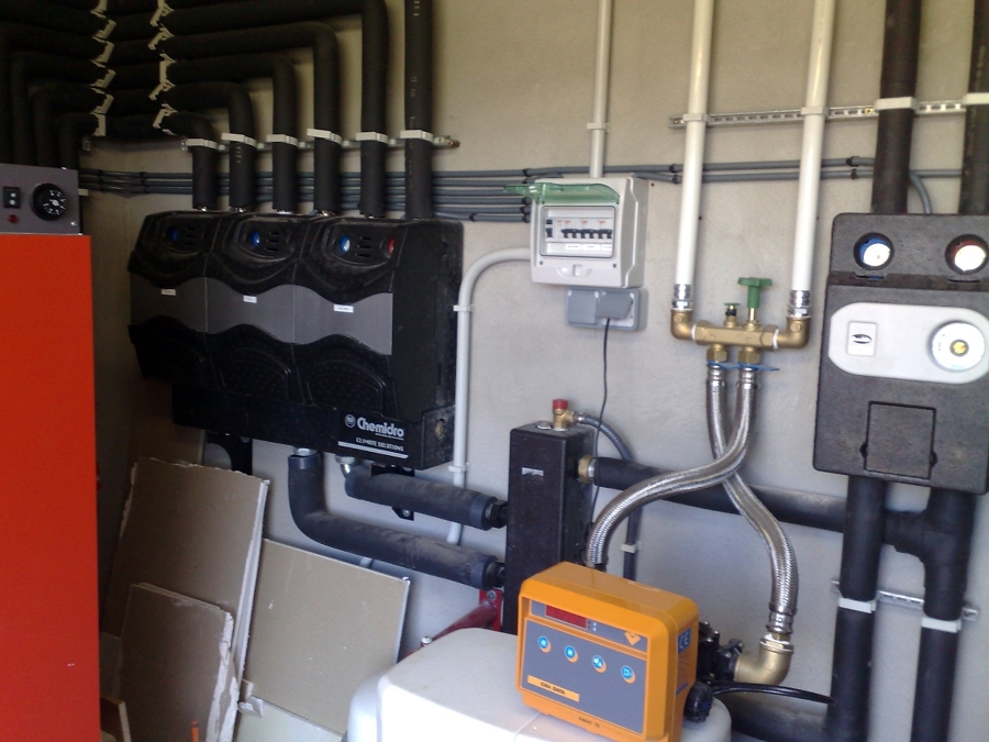 Distribución calefacción y tratamiento descalcificador agua vivienda