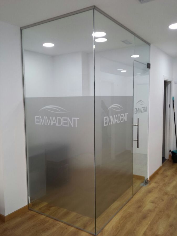 division de oficina con U de acero inoxidable y vidrios transparentes