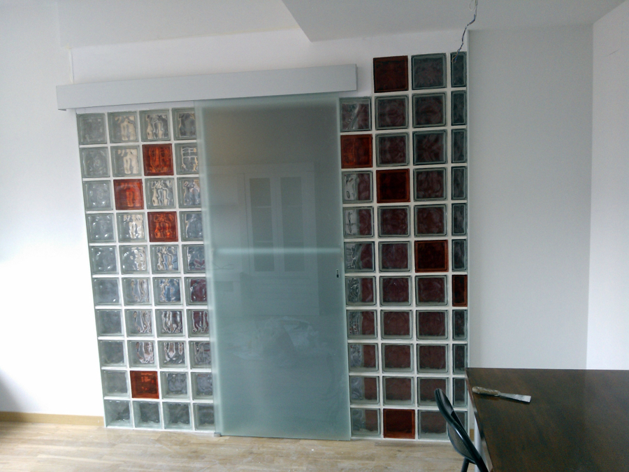 DIVISION DE VIDRIO ENTRE SALON Y DORMITORIO