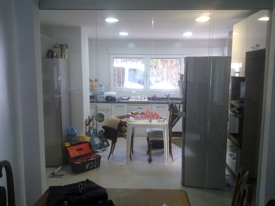 DIVISIONES Y PUERTAS DE VIDRIO