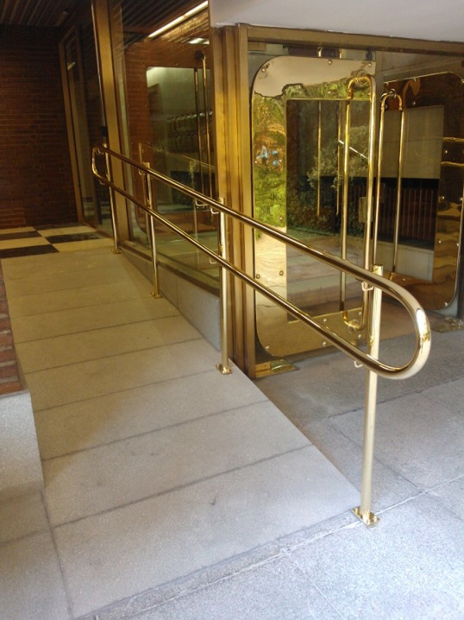Doble barandilla en latón pulido brillo para rampa
