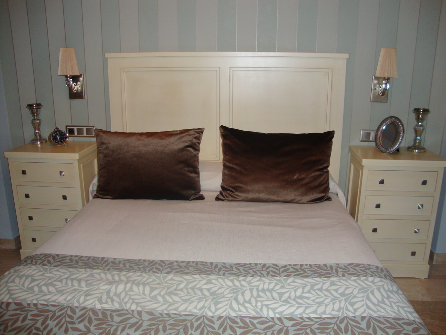 Dormitorio blanco envejecido