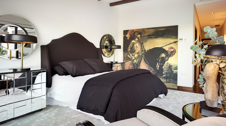 Dormitorio con cabecero tapizado.