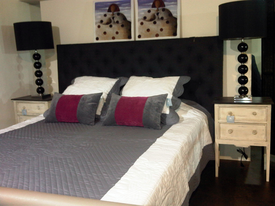 DORMITORIO CON CABECERO Y CUADROS MENINAS