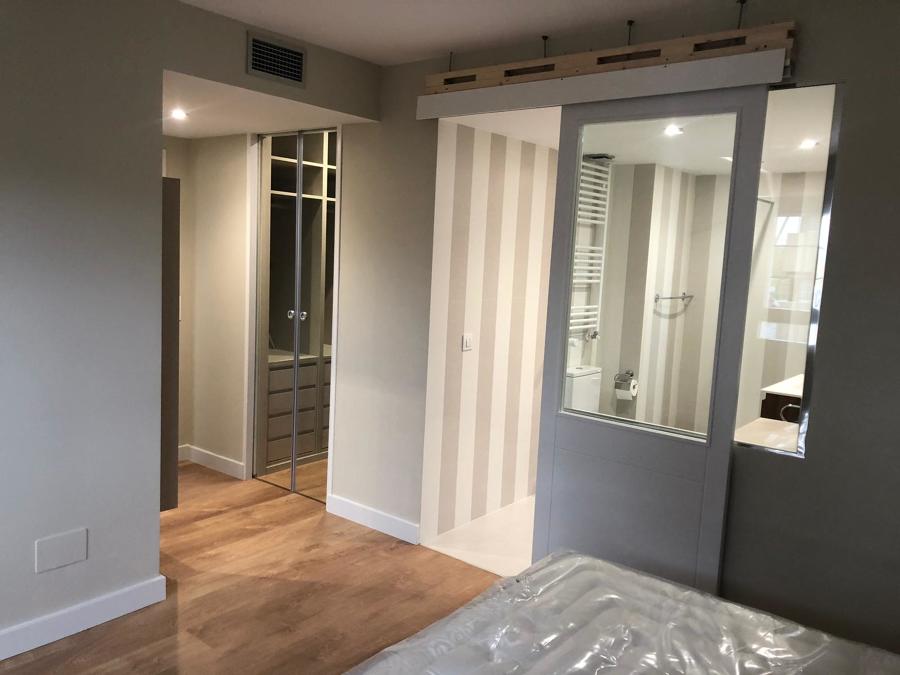 dormitorio con vestidor