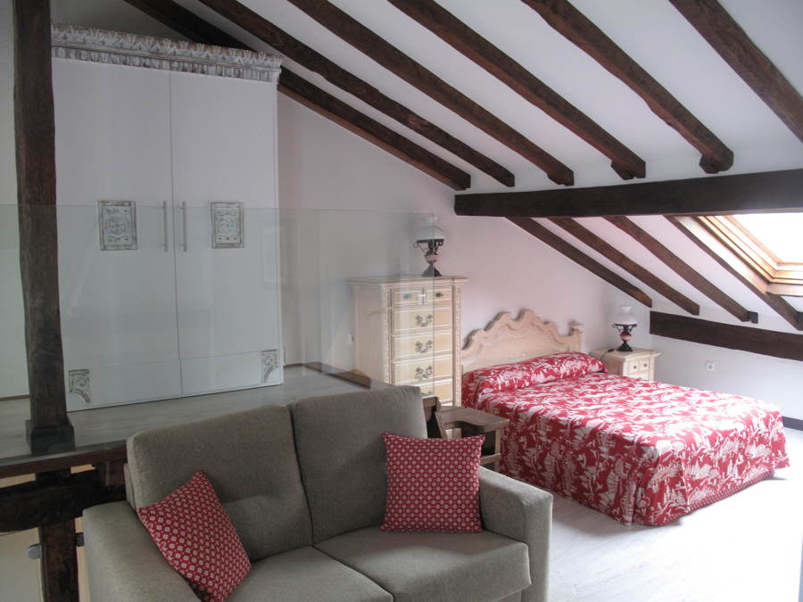 DORMITORIO EN ATICO DE VIVIENDA