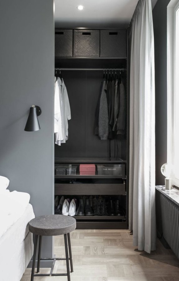 Walk-in closet detrás del cabecero de la cama