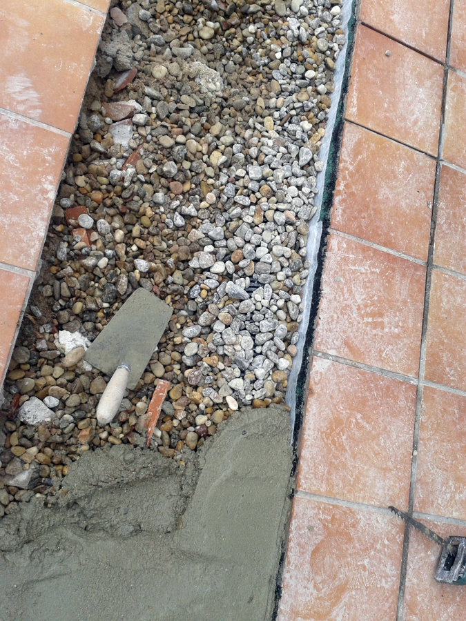 Drenaje de jardín bajo terraza de chalet unifamiliar