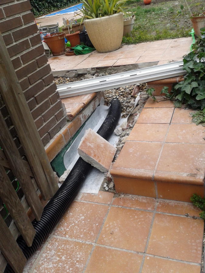 Drenaje de jardín bajo terraza de chalet unifamiliar