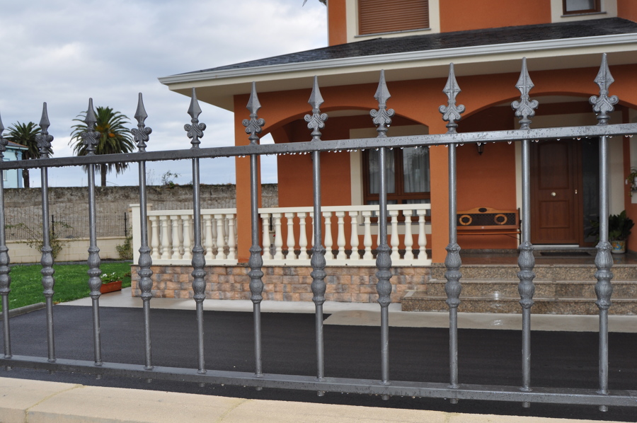 Cierre metálico sobre muro.