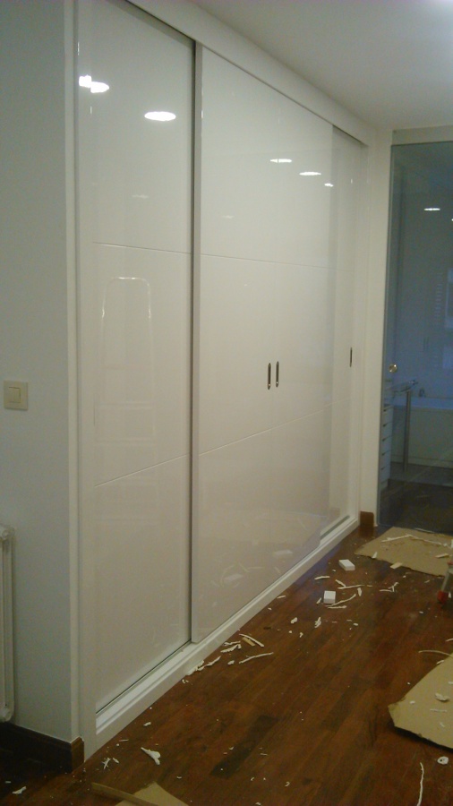 Frente de armario corredera lacado alto brillo con costado