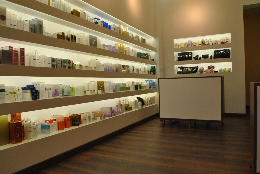 Expositor producto en Centro de Estética