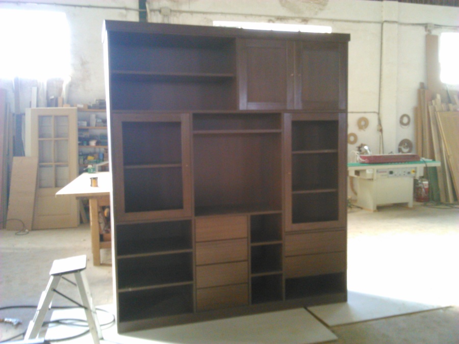 Mueble a medida de salón wengue con puertas cristaleras