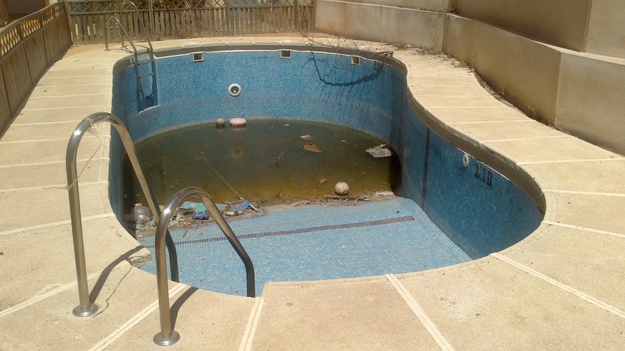 limpieza de jardin y piscina comunitaria