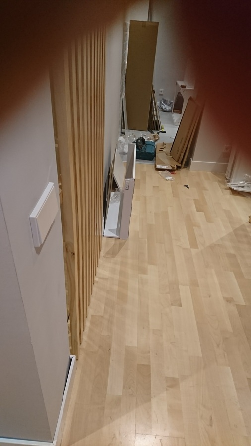 instalacion de tarima y decoracion de paredes con palilleria