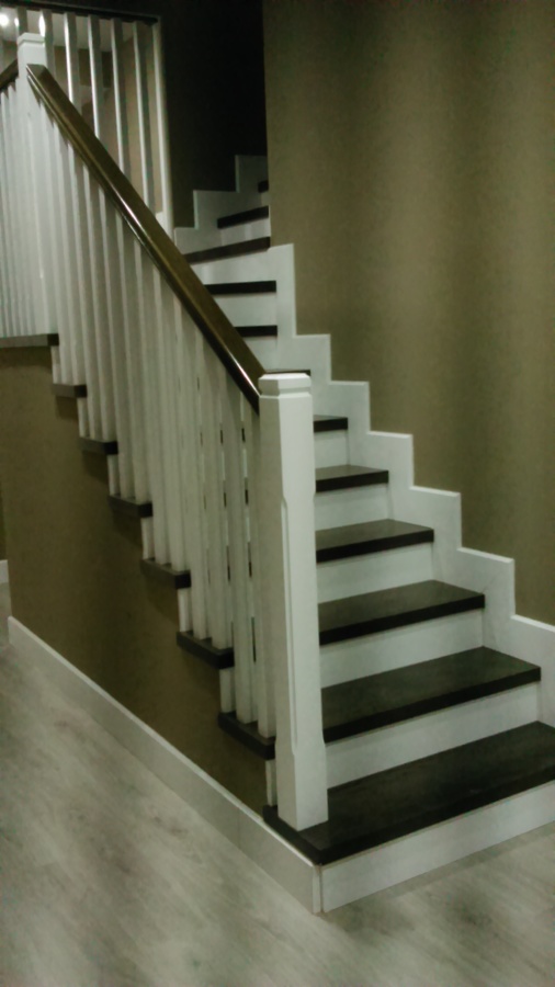 Escalera de madera con baranda en blanco