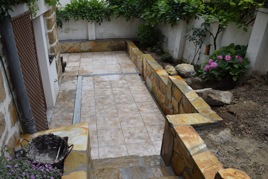 Escaleras y muro de piedra