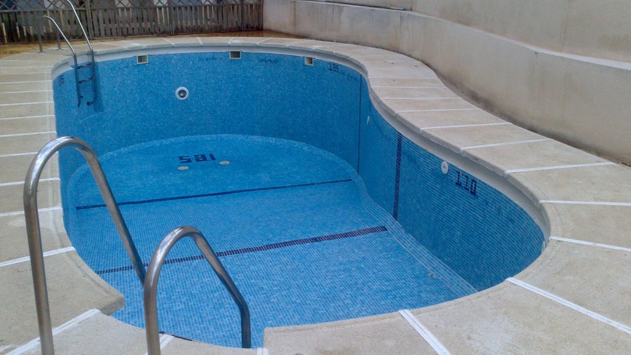 limpieza de jardin y piscina comunitaria