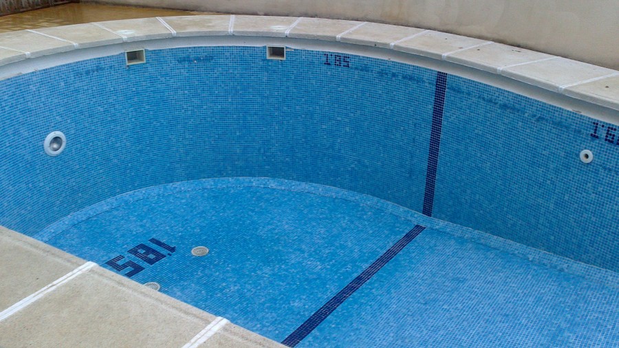 limpieza de jardin y piscina comunitaria