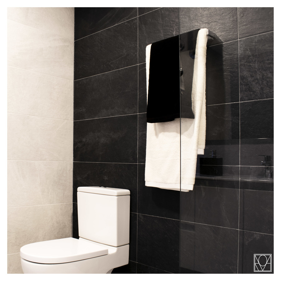 Detalle inodoro baño negro y blando