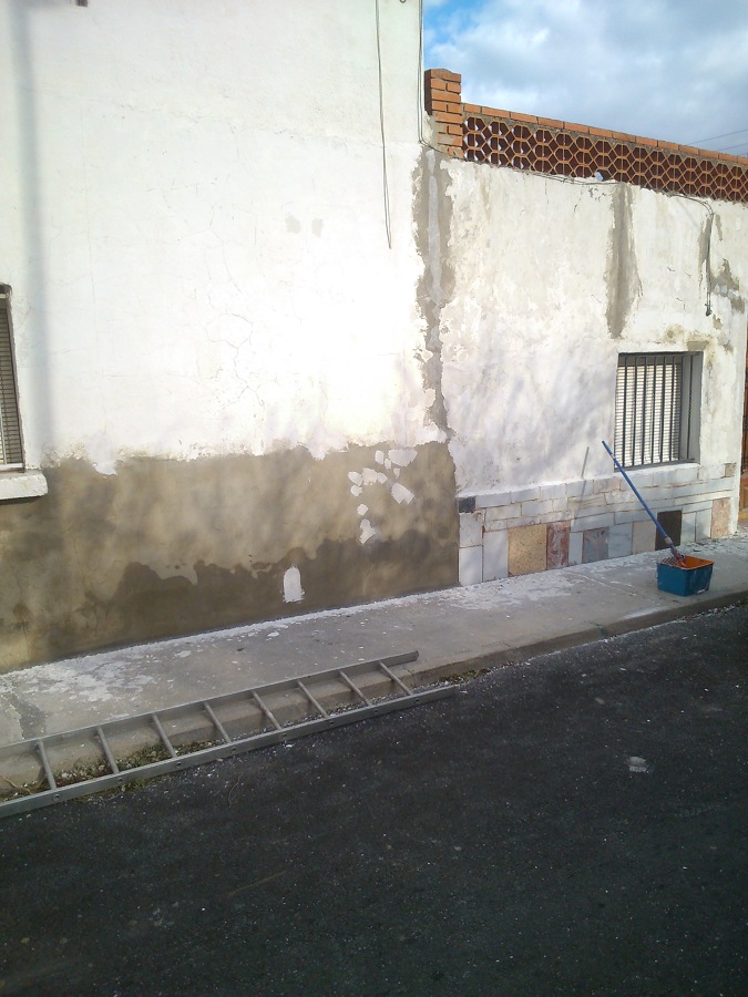 Restauración y pintura de fachada casa.