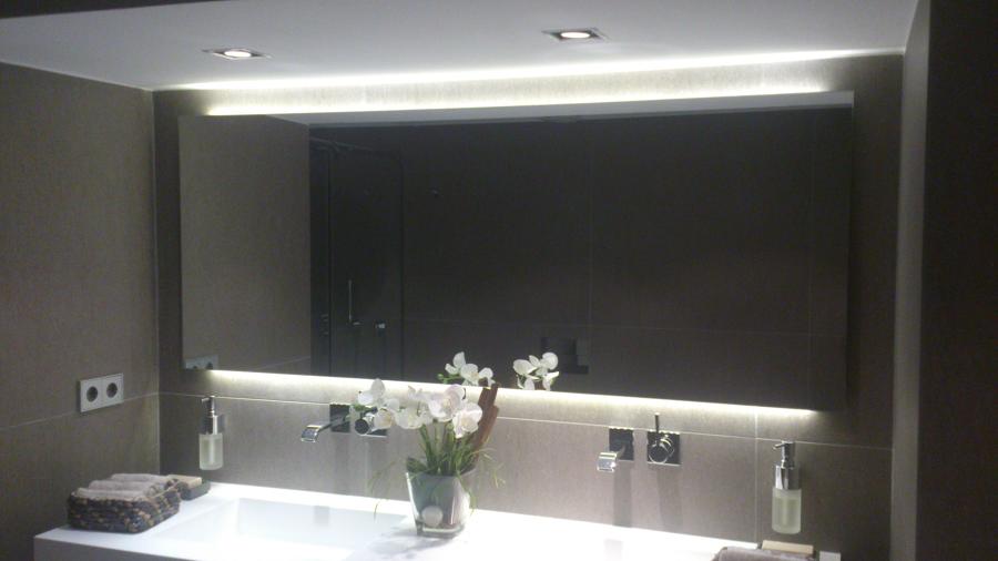 Espejo con perfil LED