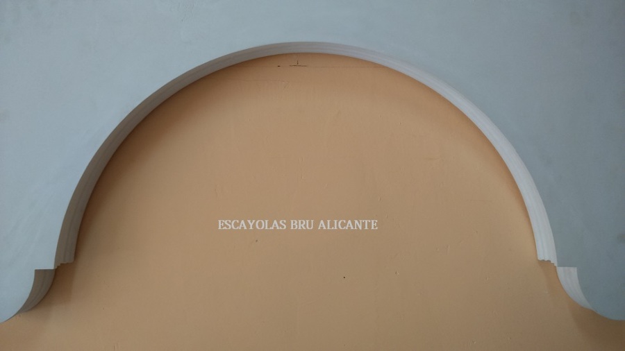 arco de escayola de 1 metro de ancho y 6,5cm de fondo, expuesto en Santa Pola