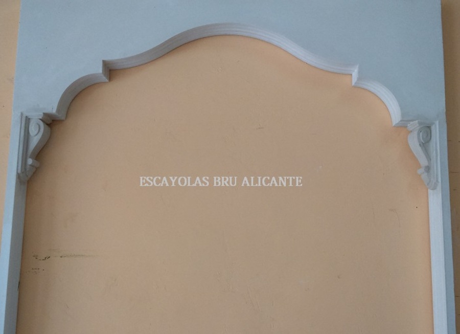 arco de escayola de 1 metro de ancho y 6,5cm de fondo, expuesto en Santa Pola