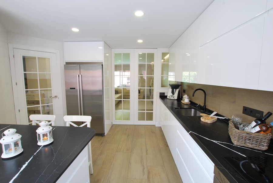 Moderna y funcional cocina abierta a salón